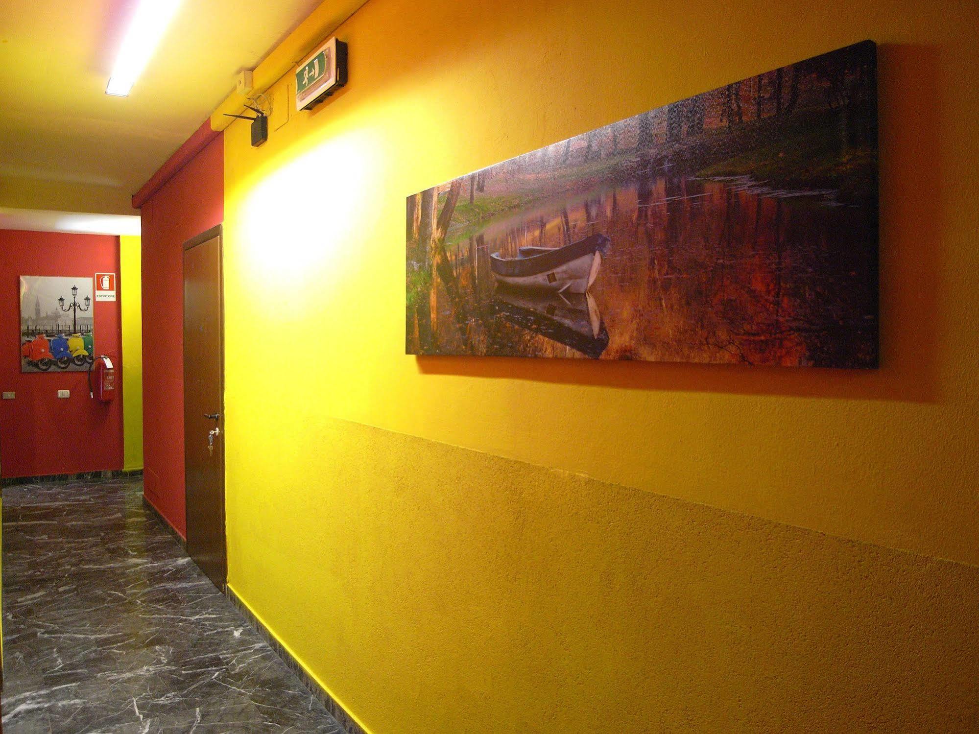 Hostel California Milaan Buitenkant foto